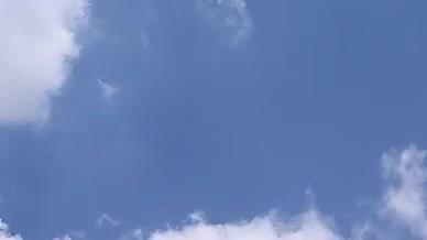 蓝天白云流动升格镜头视频的预览图